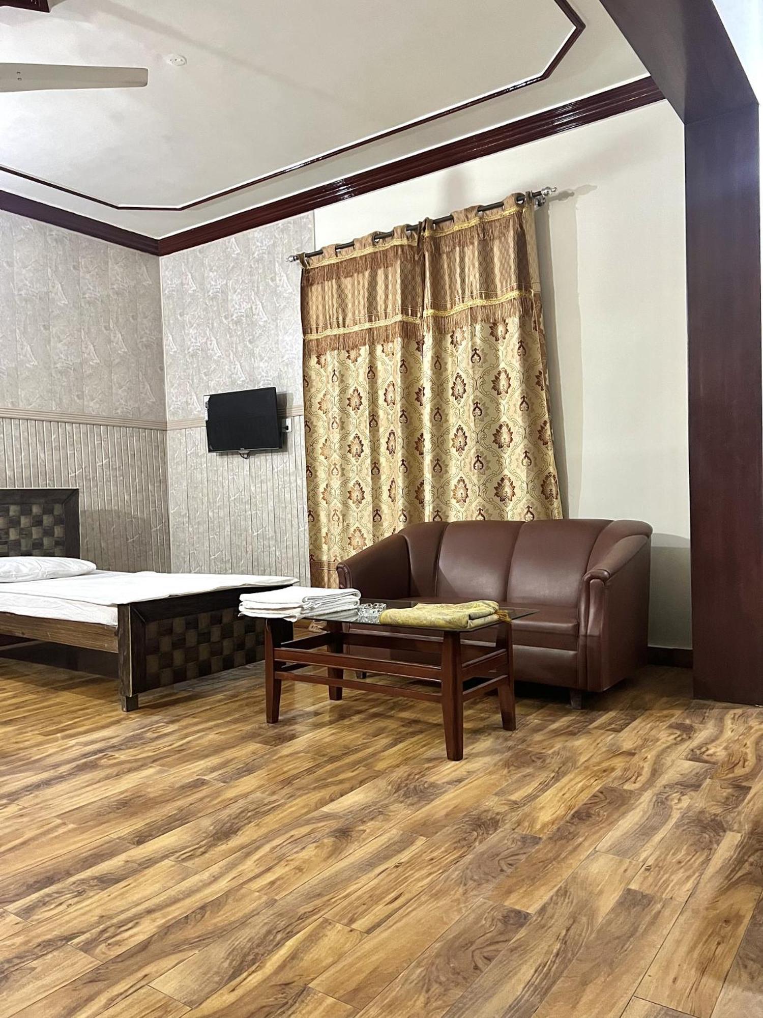 Babar House Hotel Faisalabad Exterior foto